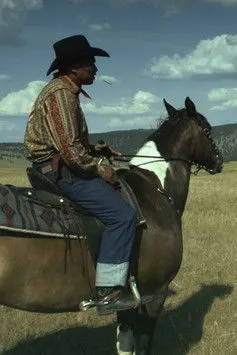 Edmund Lulua interpreta a Cowboy en ʔEʔanx (The Cave)