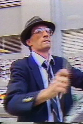 David Van Tieghem interpreta a en Ear to the Ground