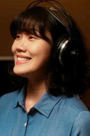 Chen Chi-hsia interpreta a en Eating Grapes without Spitting Out the Skin