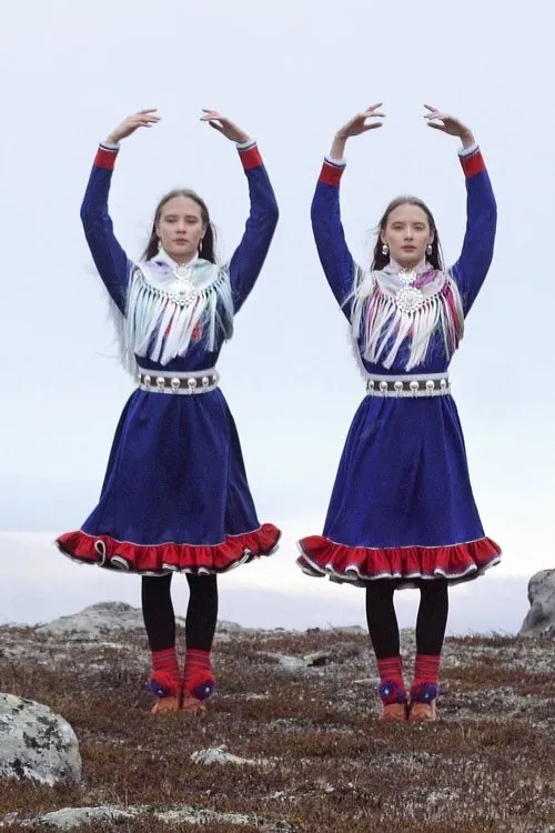 Katja Haarla interpreta a en Eatnanvulos lottit - Maan sisällä linnut