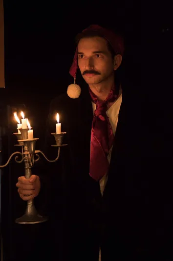 Sean Persaud interpreta a Edgar Allan Poe en Edgar Allan Poe's A Cryptmas Carol