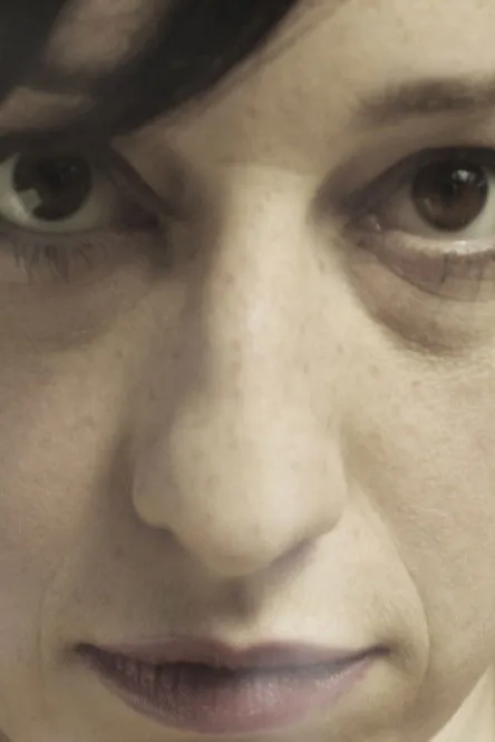 Eszter Tompa interpreta a Edina en Edina