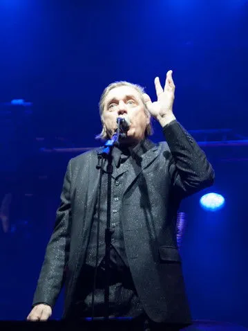 Alexander Hacke interpreta a  en Einstürzende Neubauten: Live at Primavera Sound 2015