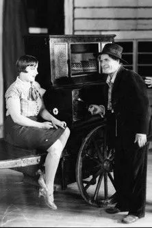 Waldemar Wohlström interpreta a Tarini en Elämän maantiellä