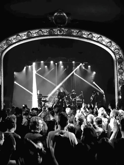 Srdan 'Gile' Gojkovic interpreta a Himself - Lead Singer en Električni orgazam za ljude budućnosti