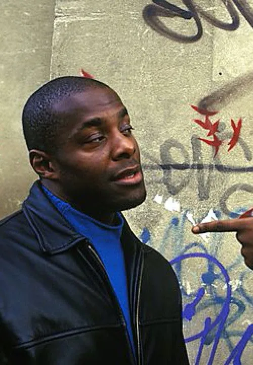 Paterson Joseph interpreta a Deli en Elmina’s Kitchen