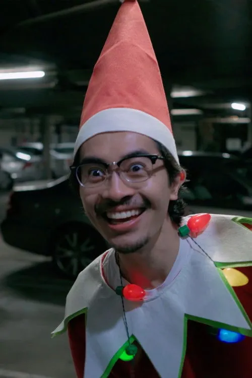 Andrew Ghai interpreta a Kurt en Elves on the Shelves