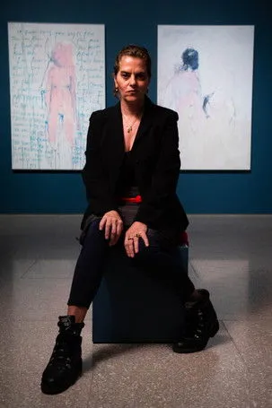 Tracey Emin interpreta a Herself en Emin/Munch: Between the Clock and the Bed
