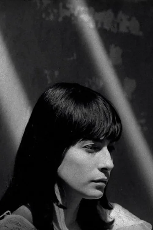 Surya Macgrégor interpreta a La Madre en En la penumbra alguien espera un día luminoso