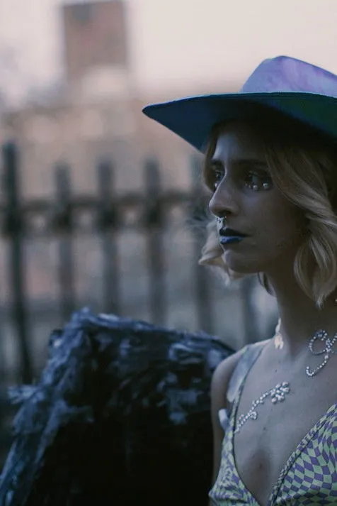 Chloe Simone Crawford interpreta a Band Leader en Enraptured