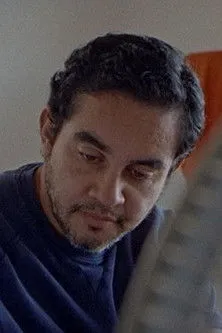 Javier Ronceros interpreta a Marco en Enviar Y Recibir