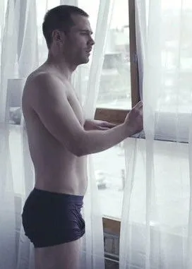 Luke Macfarlane interpreta a Dean en Erection