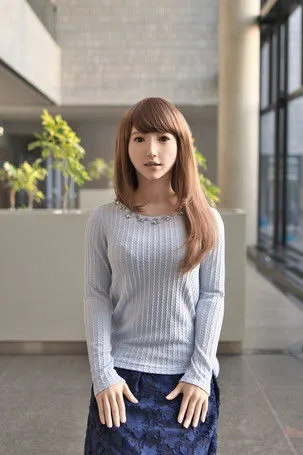 Hiroshi Ishiguro interpreta a Robot inventor en Erica - Man Made