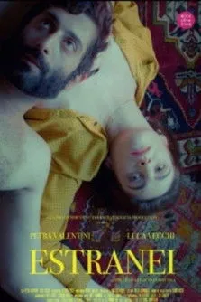 Petra Valentini interpreta a en Estranei