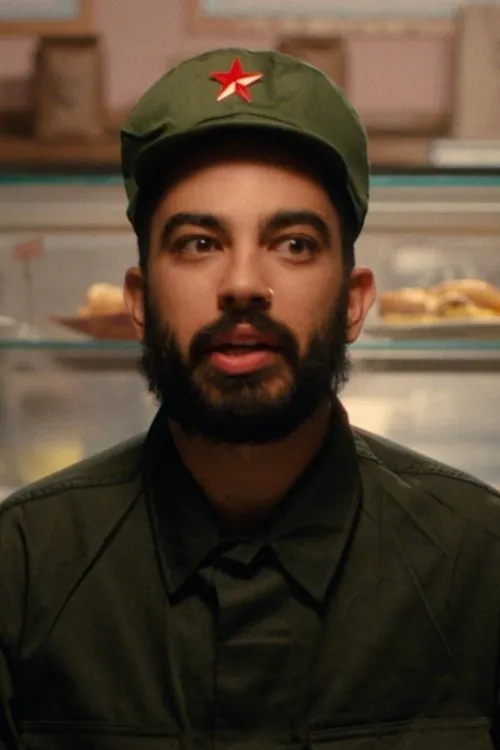 Chris Blanco interpreta a Laz en Ethnic Slut