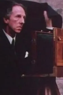 Philippe Lehembre interpreta a Eugene Atget en Eugene Atget: Photographer