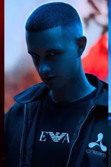 Arca interpreta a Self en Evian Christ: Lord Of The Trance