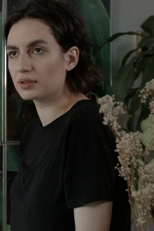 Anna Khachiyan interpreta a Alex en Facing the same direction