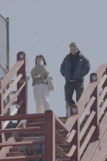 Joony Kim interpreta a  en Far From Me