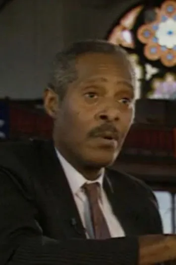 Akin Babatunde interpreta a Performer en Feel It In My Bones