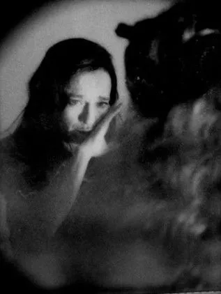 Elina Löwensohn interpreta a en Féminisme, rafale et politique