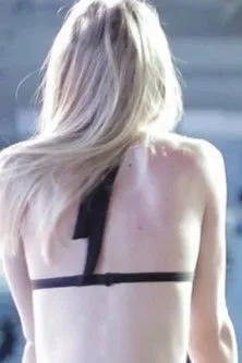 Julia Sporre interpreta a en Femman