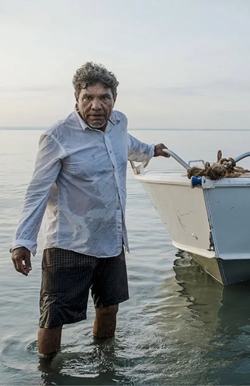 Tom E. Lewis interpreta a Himself en Finding Maawirrangga