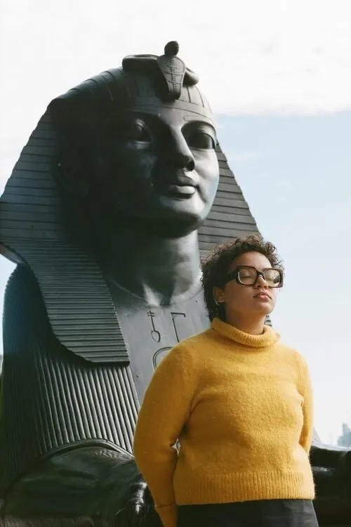 Marla Kellard Jones interpreta a Self en Fire in My Belly