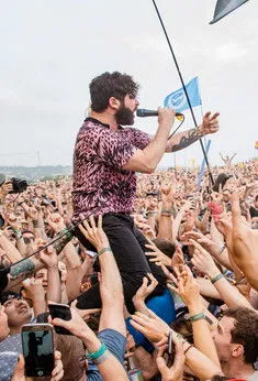 Yannis Philippakis interpreta a Himself en Foals: Live at Glastonbury 2019