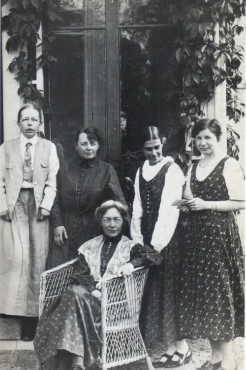 Ulrika Knutson interpreta a Berättare en Fogelstadgruppen