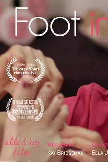 Polly Eachus interpreta a Laura en Foot in Mouth