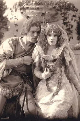 Wilton Lackaye interpreta a Bracken en For Woman's Favor