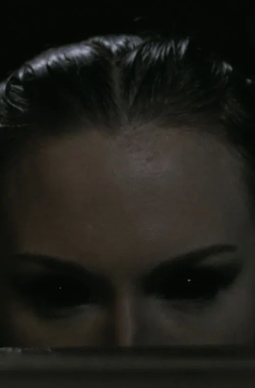 Rebecca Rose interpreta a  en From the Depths