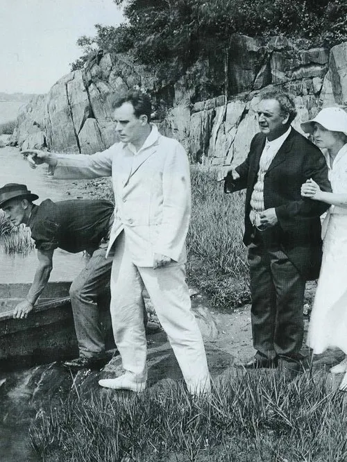 Justus D. Barnes interpreta a William Hewins - Dorothy's Father en From the River's Depths