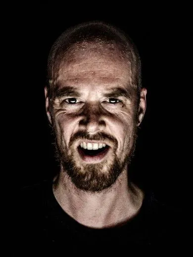 Steven Mahieu interpreta a en Full Contact Tour