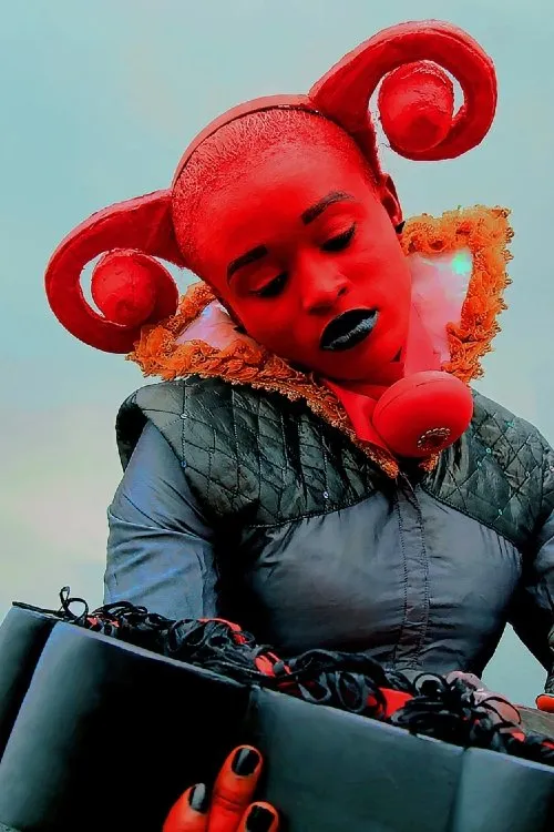 Lucy Monday interpreta a  en Future – World – EXV