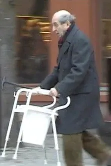 Nils Eklund interpreta a Old man en Gammal i Sverige