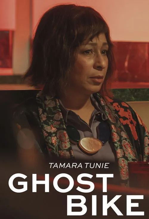 Tamara Tunie interpreta a Fran en Ghost Bike
