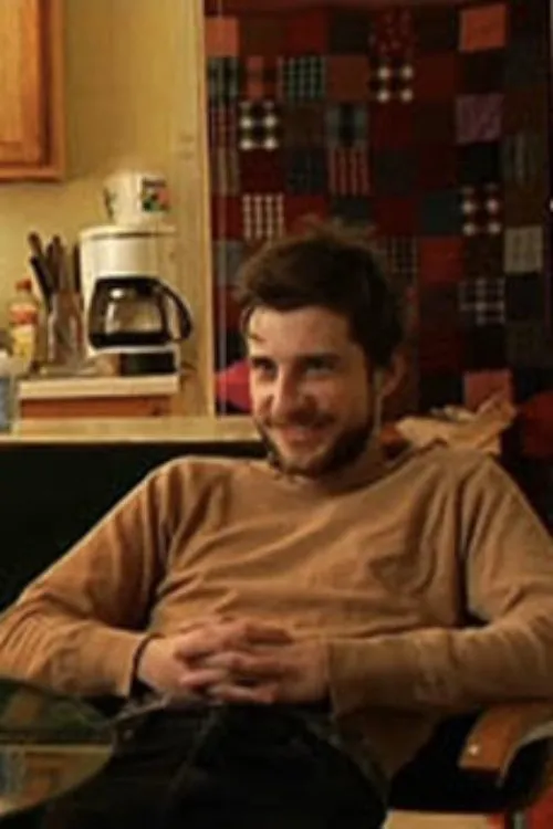 Timothy Morton interpreta a  en Ginger Sand