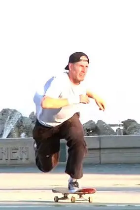 Bobby De Keyzer interpreta a  en •GLORY PUSH