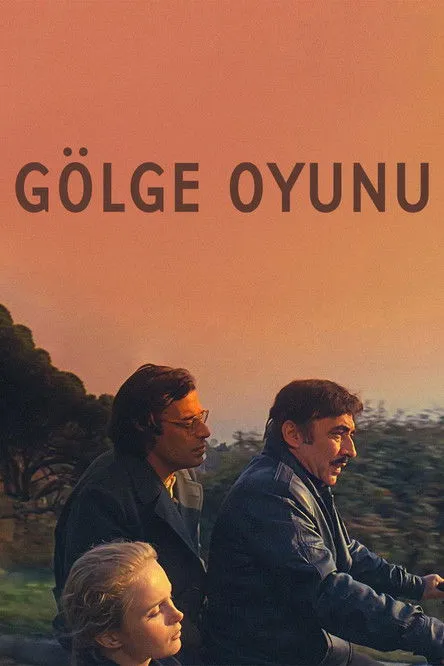 Sevket Altug interpreta a Mahmut en Gölge Oyunu