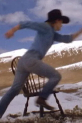 Anabelle LeMieux interpreta a Harmonica Man en Good Luck in the Land of Mañana