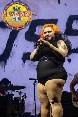 Beth Ditto interpreta a Self en Gossip: Glastonbury 2024