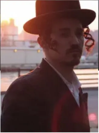 David Benger interpreta a Hassidic Boy en Goyta