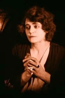 Edith Posca interpreta a Evelyne Whist en Grausige Nächte