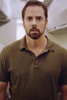 David Banks interpreta a Steven en Gregory