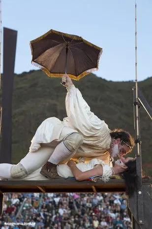 Paulo André interpreta a  en GRUPO GALPÂO: Romeu & Julieta na Praça do Papa