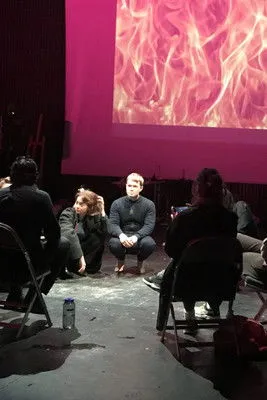 Ali Jabaly interpreta a Participating student number 9 en Gruppekritikken