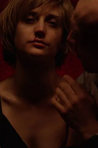 Gaile Butvilaite interpreta a Drunk party girl en Gyvenimas yra gražus ir niekada nesibaigia