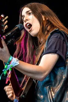 Alana Haim interpreta a Self en HAIM at Glastonbury 2013